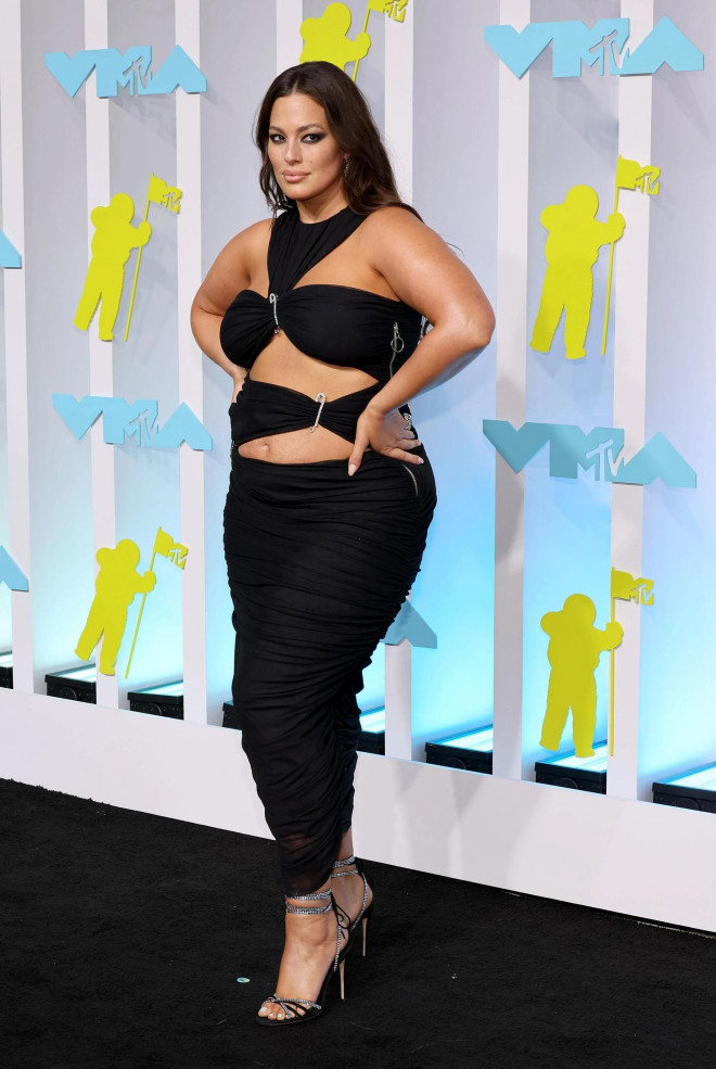 Nữ rocker để lộ một bên ngực trần tại MTV Video Music Awards 2022 - 12