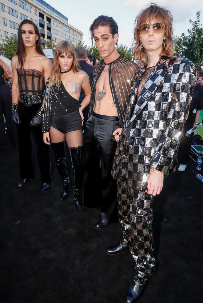 Nữ rocker để lộ một bên ngực trần tại MTV Video Music Awards 2022 - 17