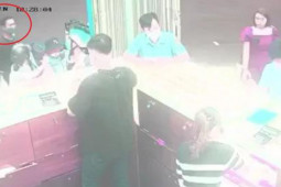 Pháp luật - Khiếp vía với kẻ ngáo đá dùng búa đập tiệm vàng ở Tam Kỳ