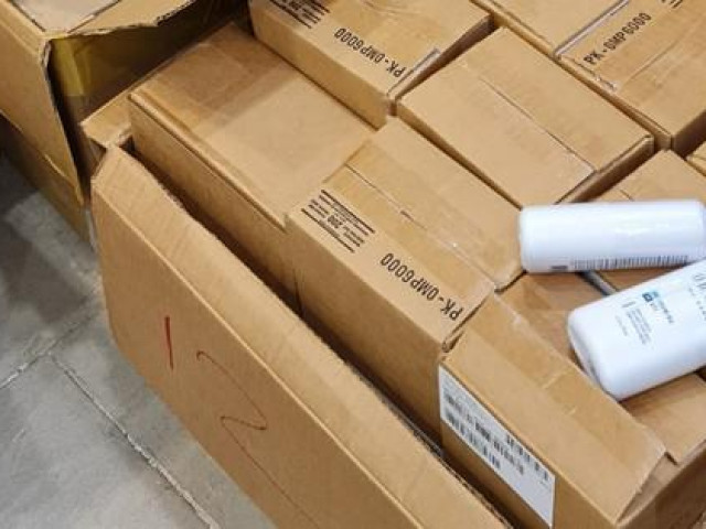 Thị trường - Tiêu dùng - Đột kích căn nhà 5 tầng ''cửa đóng then cài'' chứa hơn 13.000 mỹ phẩm cao cấp thu mua trôi nổi