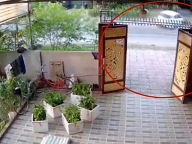 Tin tức trong ngày - Clip ô tô lao như tên bắn trên quốc lộ, tông chết người đi xe máy