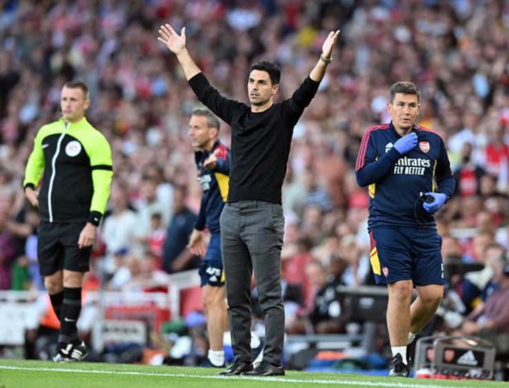 Arteta mừng trận thứ 100 ở Premier League cho Arsenal với một chiến thắng trước Fulham