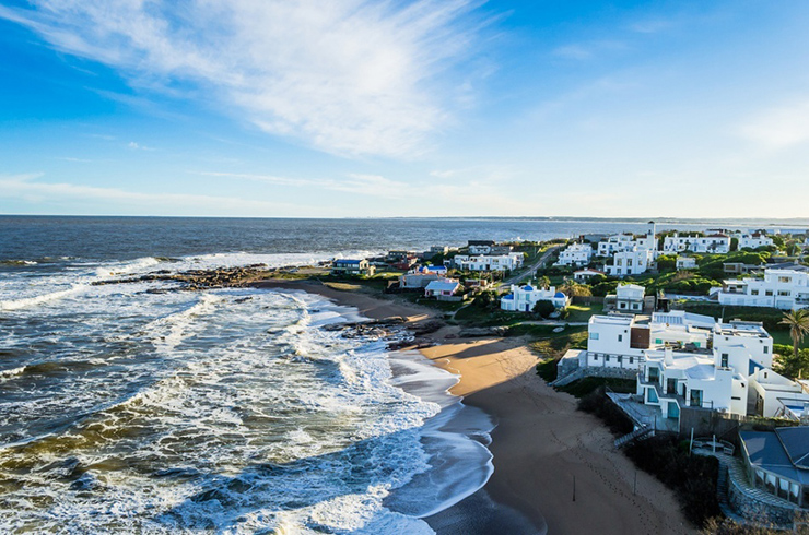 Jose Ignacio, Uruguay: Vào mùa đông, Jose Ignacio luôn chật kín các siêu sao Mỹ Latinh. Đó là lý do tại sao bạn có thể tìm thấy những khách sạn sang trọng và nhà hàng thời trang xa xỉ ở đây. Jose Ignacio là nơi hoàn hảo cho du khách có đủ điều kiện tận hưởng một kỳ nghỉ sang trọng.
