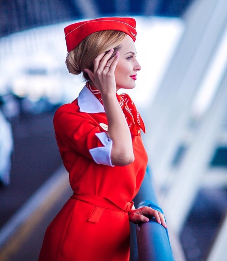 Victoria Tzuranova được nhiều người theo dõi trên mạng xã hội, hình ảnh diện bộ đồ tiếp viên hàng không của cô từng thu hút nhiều sự chú ý. 
