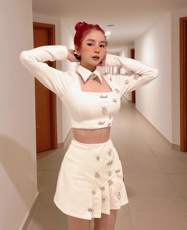 Chính phong cách này đã khiến cô bị rất nhiều show từ chối. “Ngày xưa, tôi mặc đồ kín đáo, dễ thương đi xin việc thì người ta bảo DJ mà ăn mặc nhà quê, chửi tôi quá trời. Khi vào TP.HCM làm, người ta cũng không cho làm luôn vì không thể chấp nhận một DJ mặc đồ quá dễ thương. Nhưng tôi vẫn kiên trì theo đuổi phong cách này dù mất việc rất nhiều. Tôi thấy nghề này rất rộng, có nhiều cơ hội chứ không nhất thiết phải vào những góc khuất đó. Thế là tôi làm DJ ở ngoài trời, trên sân khấu nhiều hơn ở trong bar. Tôi thấy mình không hợp và không thể mặc đồ sexy. Nhìn như mấy đứa trẻ học đòi ăn diện vậy, nhìn rất kỳ”, bạn gái Hồng Thanh chia sẻ trong talkshow “Trà chiều cùng Lý Nhã Kỳ&#34;.
