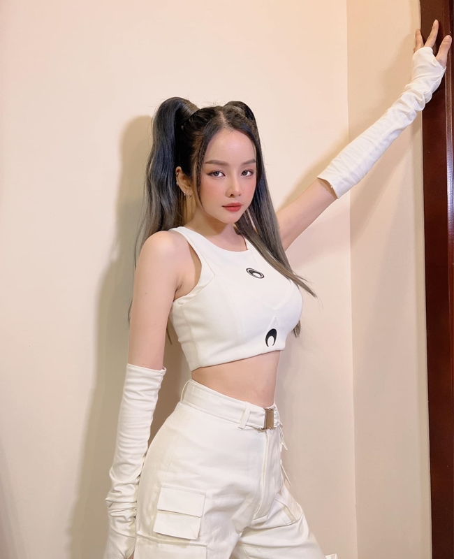 Để không quá kín đáo nhưng vẫn sexy vừa đủ, những chiếc áo croptop, bó sát luôn là lựa chọn hàng đầu của DJ Mie.
