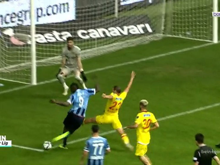 Balotelli ghi “bàn tay nhỏ”, có 7 cú “đảo rang lạc” và dứt điểm rabona
