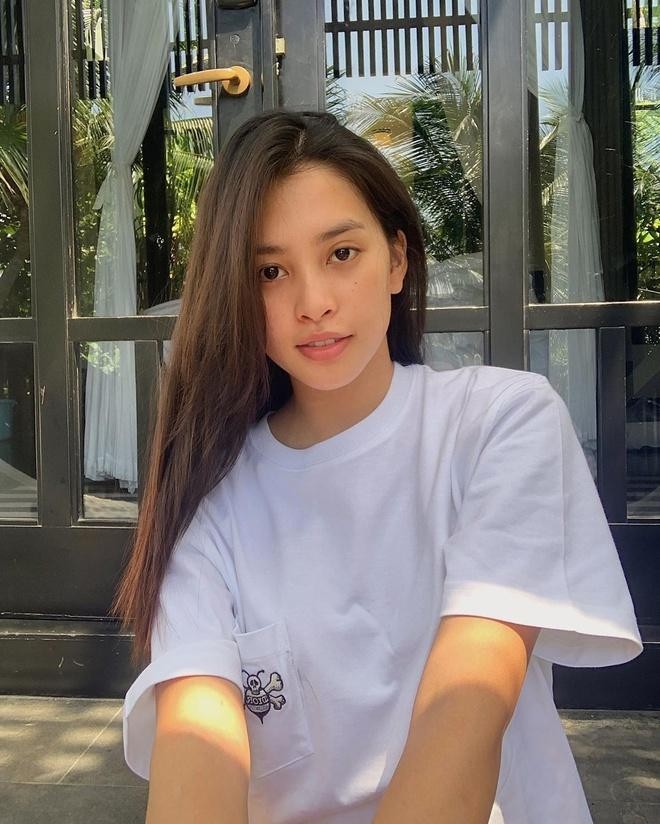 Nhờ vậy mà Hoa hậu Tiểu Vy dù có để mặt mộc cũng vẫn xinh đẹp, thu hút và nhìn còn trẻ trung, ngọt ngào hơn khi trang điểm đậm.