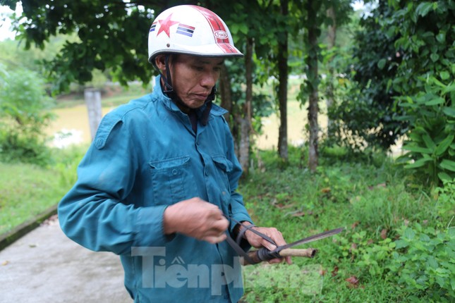 Anh Nguyễn Tư Năm (trú xã Phong Thịnh, huyện Thanh Chương), cho biết, vào mùa thu hoạch trám, anh cùng vợ thường đi hái trám thuê. Dụng cụ mang theo rất đơn giản, gồm một bộ dây đai an toàn, cây sào có gắn miếng thép hình trăng khuyết hoặc lưỡi dao buộc chéo để chọc, cắt. Ở dưới gốc cây sẽ giăng bạt, lưới để dễ dàng gom trám hơn.