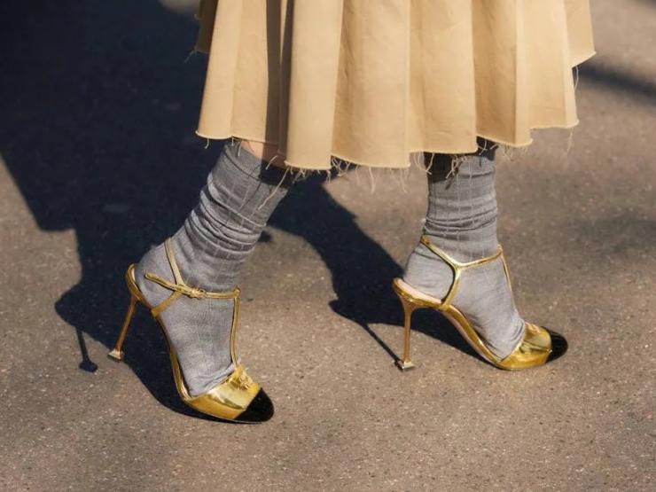 Thời trang - Xu hướng đi tất với giày cao gót gây tranh cãi khi quay trở lại