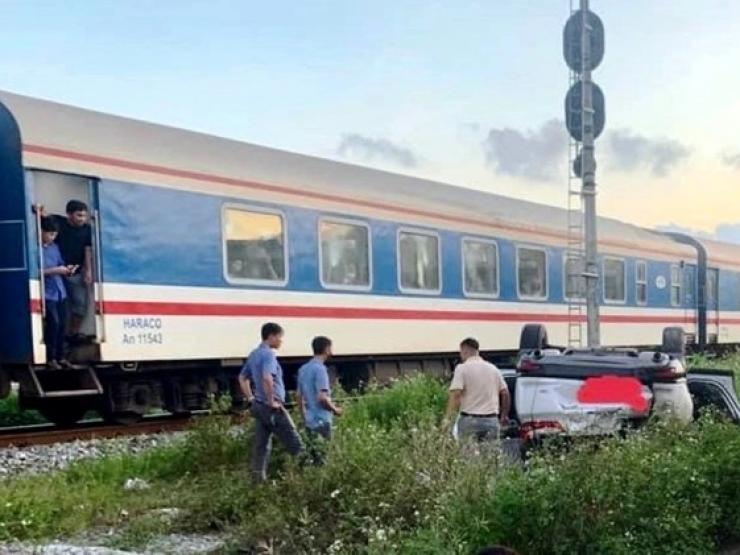 Tin tức trong ngày - Tin tức 24h qua: 6 phụ nữ sống sót trong ô tô bị tàu hỏa húc văng