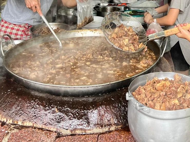 Thị trường - Tiêu dùng - Khách Việt ngỡ ngàng nếm thử nồi nước dùng khổng lồ 50 năm không đổ