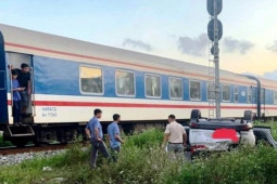 Tin tức trong ngày - Tàu hỏa húc bay ô tô chở 6 người phụ nữ