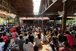 Thế giới - Chính khách Campuchia đăng một bài viết trên mạng, 15.000 người ùn ùn đổ về nông trại