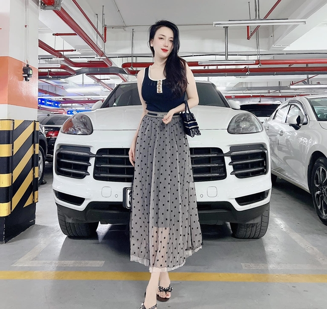 Chia sẻ về phong cách thời trang sau kết hôn, Thảo Bebe cho biết: "Tôi tiết chế cách ăn mặc của mình hơn sau khi có ông xã. Kể từ khi kết hôn, phong cách thời trang của tôi thay đổi nhiều, lúc thì năng động thể thao (sport), lúc khác thì nữ tính, quyến rũ (lady). Tôi cũng để ý ăn mặc hơn để không bị biến từ sexy thành phản cảm. Khi đi cùng ông xã, tôi thường chọn những bộ váy kín đáo vì tôi cũng thích mặc nữ tính. Đẹp hay sexy thì cũng phải đúng chỗ, phù hợp với hoàn cảnh, công việc".&nbsp;
