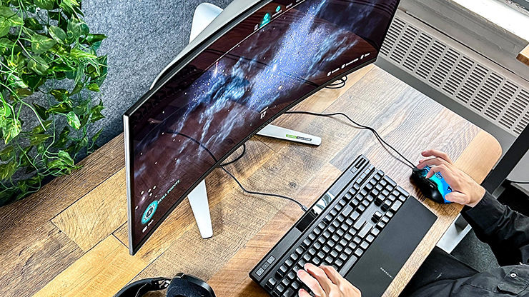 Thiết kế cong của màn hình khiến người dùng không phải quay đầu nhiều.