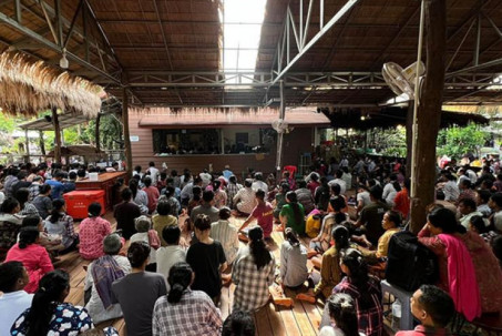 Chính khách Campuchia đăng một bài viết trên mạng, 15.000 người ùn ùn đổ về nông trại