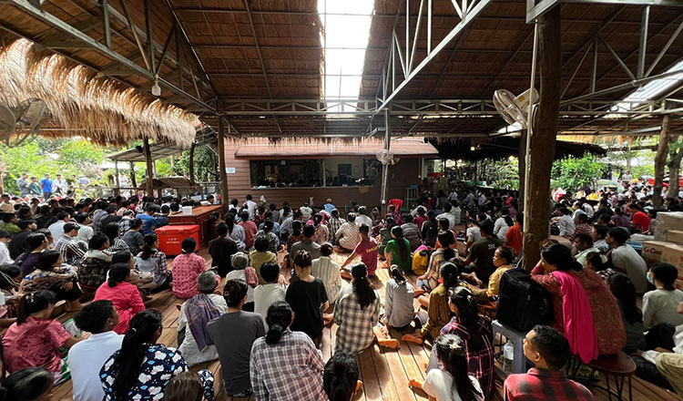Hơn 15.000 người đổ về một nông trại sau khi tin vào bài đăng vô căn cứ của một chính khách địa phương trên mạng xã hội. Ảnh: Khmer Times