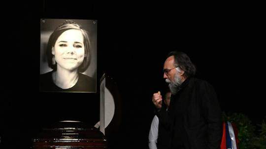 Triết gia Nga Aleksandr Dugin tại lễ tang của con gái ông, cô Daria Dugina tại Moscow ngày 23/8. Ảnh - Sputnik