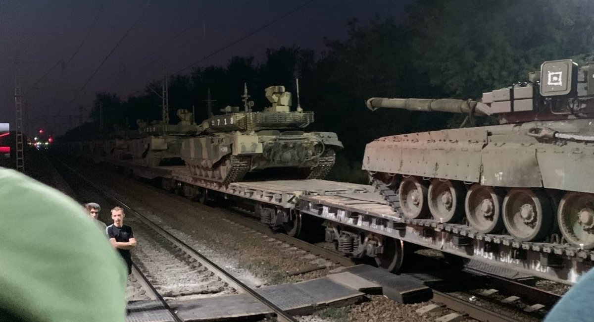 Xe tăng T-80BV và T-90M của Nga được vận chuyển tới sát biên giới Ukraine.