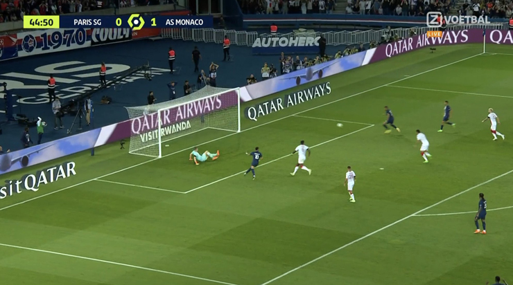 ...và Mbappe cũng làm điều tương tự