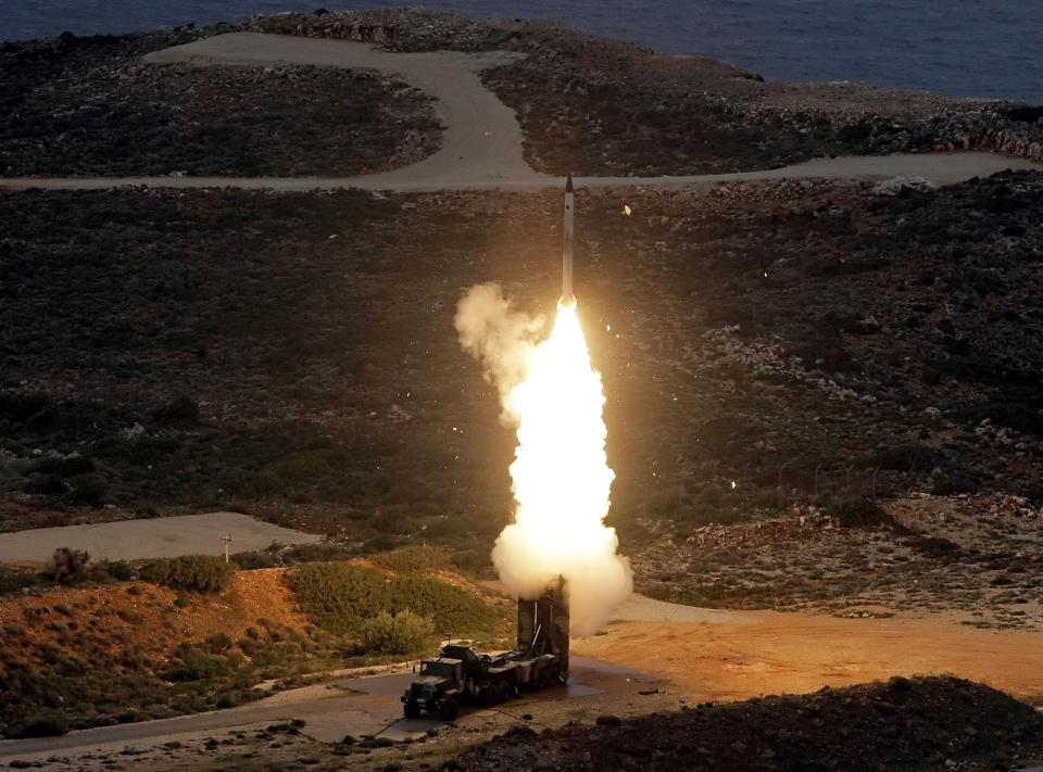 Tên lửa phòng không S-300 của Hy Lạp khai hỏa trong một cuộc tập trận.