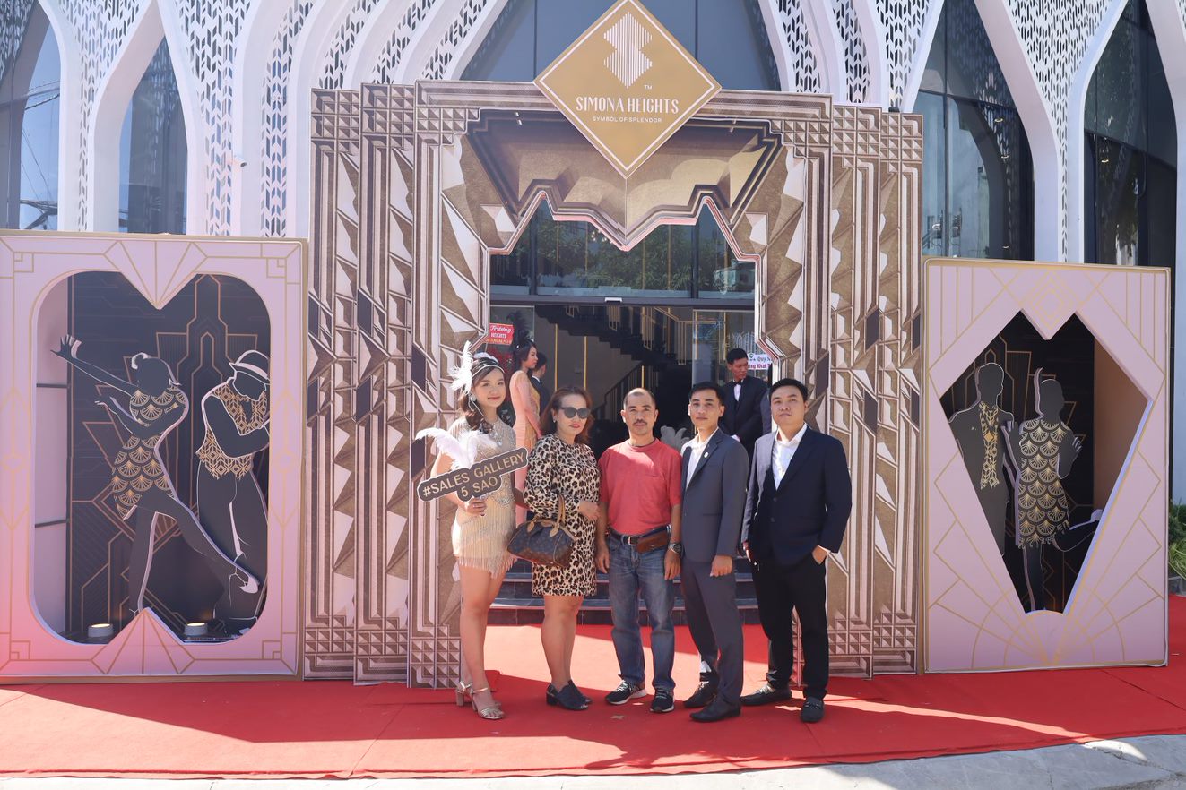 Khách mời check-in thảm đỏ tại sự kiện Soft Opening Simona Heights Sales Gallery.