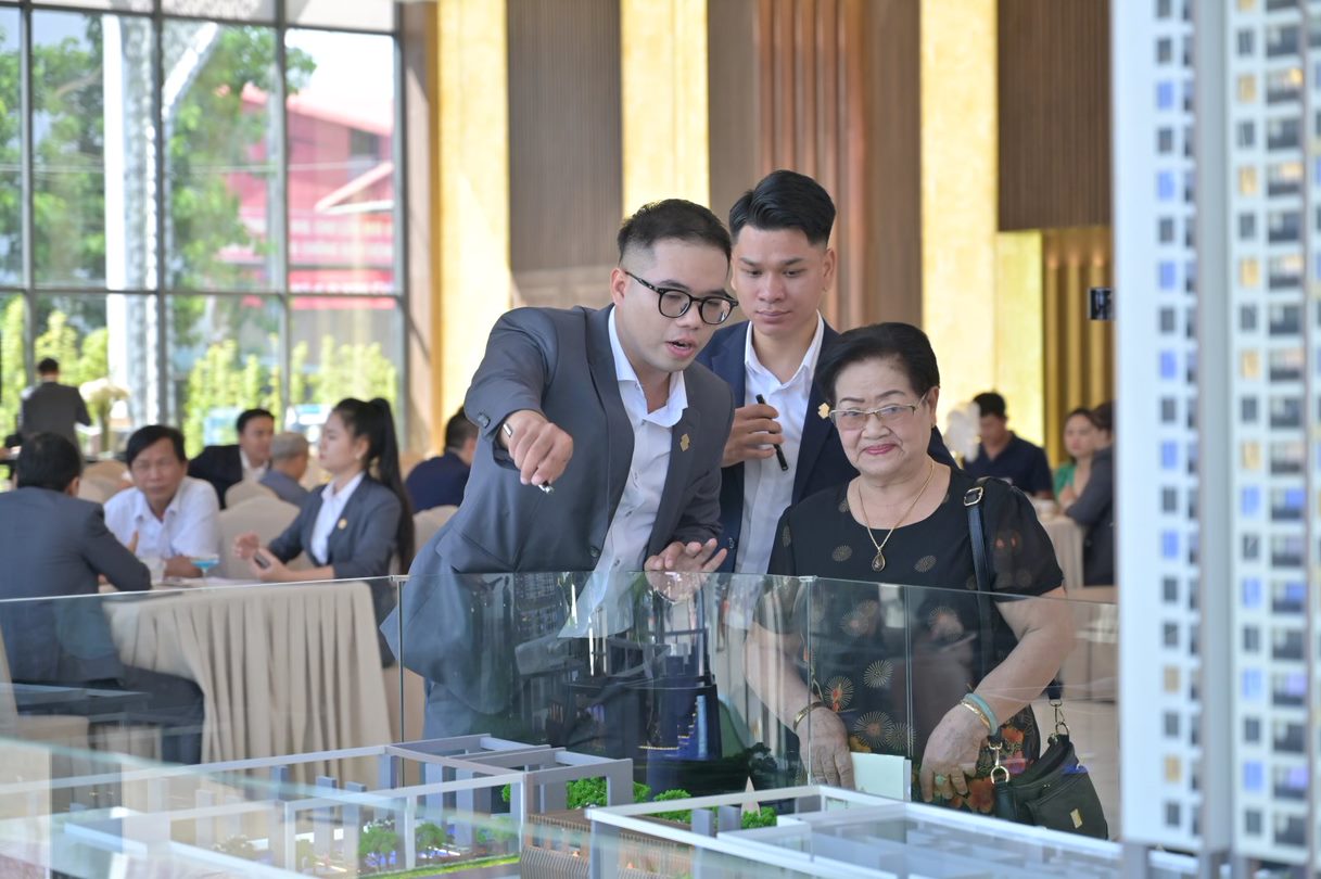 Khách hàng tham quan sa bàn và được tư vấn đầy đủ các thông tin về dự án Simona Heights.