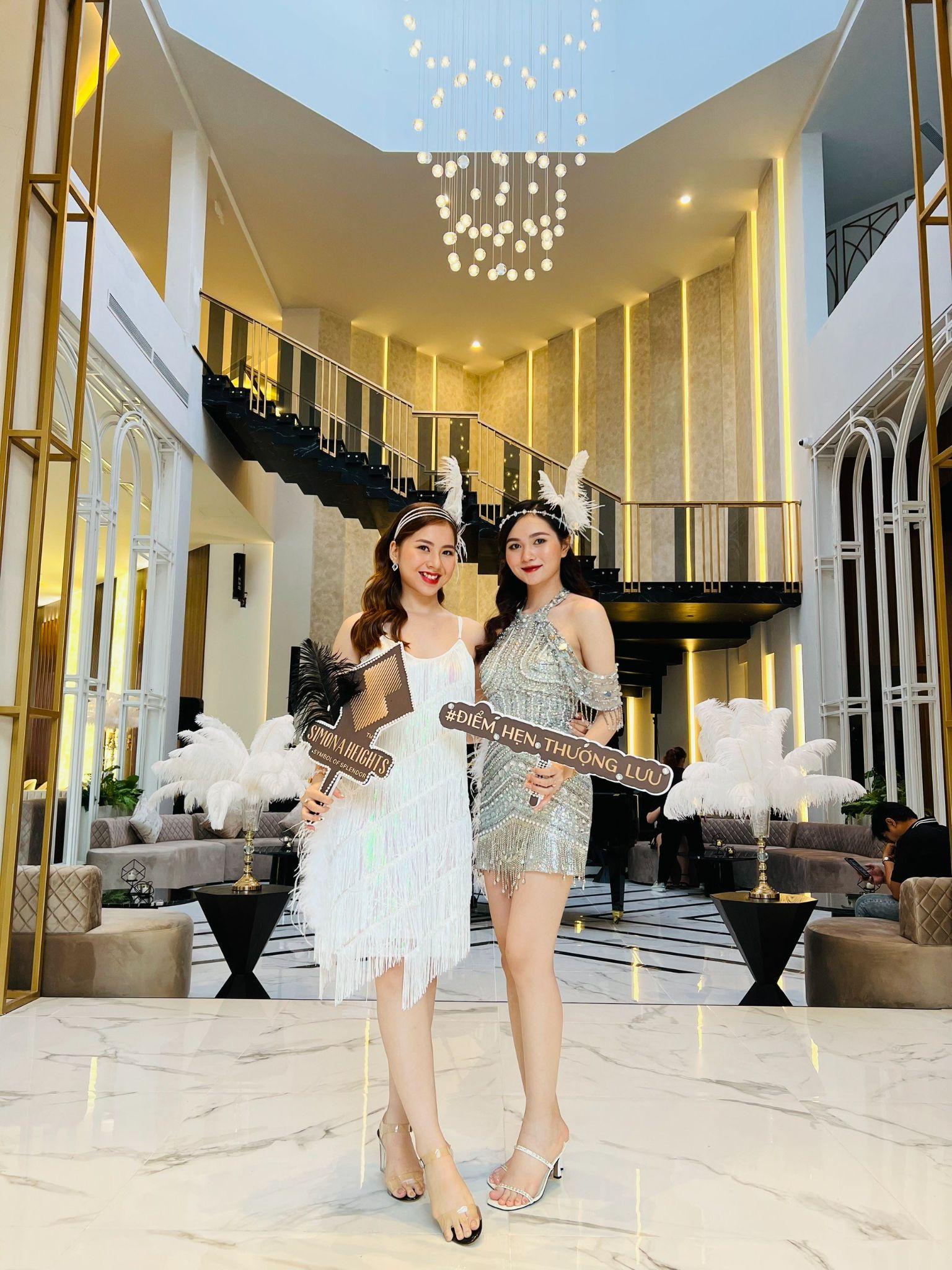 Simona Heights Sales Gallery lấy cảm hứng từ The Great Gatsby &amp; nghệ thuật Art Deco tôn vinh cá tính giới thượng lưu.