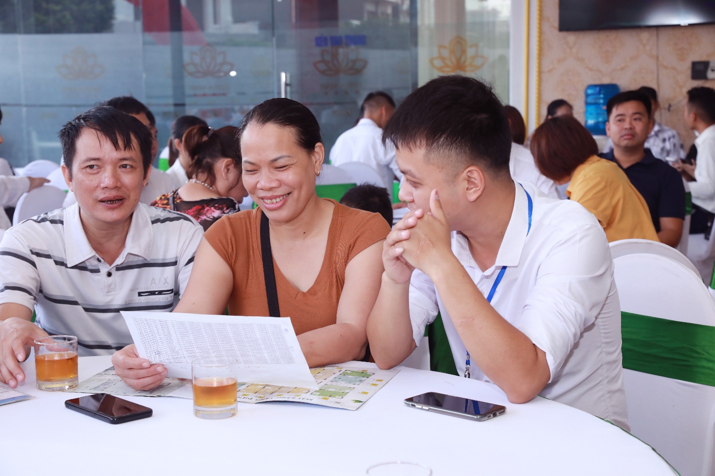 Nhiều khách hàng đã đặt cọc sau khi tham quan căn hộ mẫu