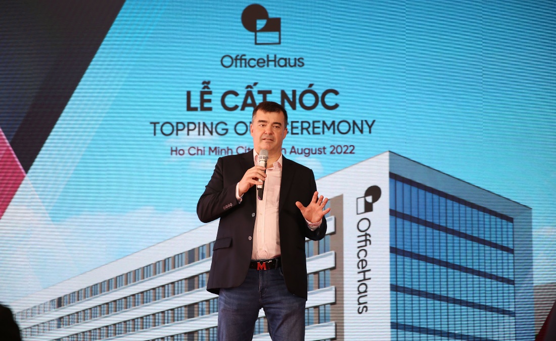 Ông Oliver Brazier, Giám đốc của OfficeHaus phát biểu tại sự kiện