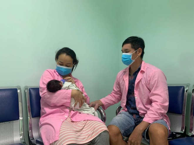 Chị T cùng người nhà chăm sóc em bé trong bệnh viện.