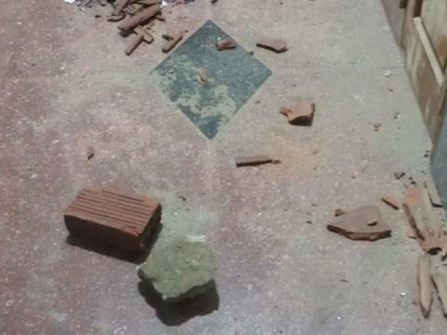 Pháp luật - Trưởng công an huyện nói gì về việc nhà dân liên tục bị “khủng bố” mắm thối, gạch đá?