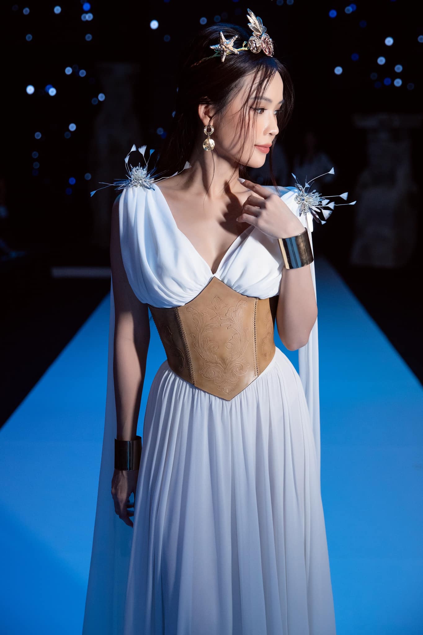 Sam đẹp như nữ thần khi diện thiết kế váy dáng dài màu trắng và kết hợp với corset mang đến nét cổ điển cho bộ đồ. Trang sức cô sử dụng cũng thiên về tone bạc hoặc ánh vàng.