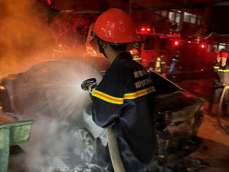 Tin tức trong ngày - Clip: Ôtô cháy ngùn ngụt trong đêm, công an vào cuộc