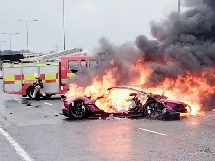 Lamborghini Aventador SVJ ”cháy đen” sau cú va chạm với Mazda CX-5