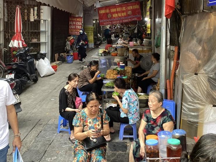 Thị trường - Tiêu dùng - Khám phá “siêu ngõ ẩm thực” chợ Đồng Xuân với… 50.000 đồng