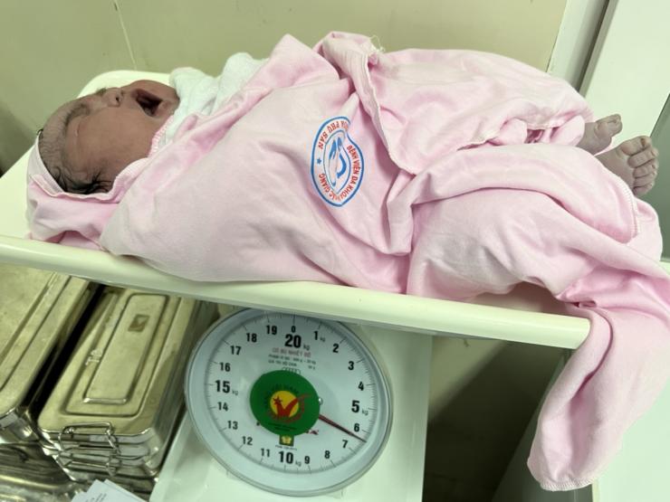 Tin tức trong ngày - Bé gái sơ sinh nặng 6,2kg chào đời khoẻ mạnh