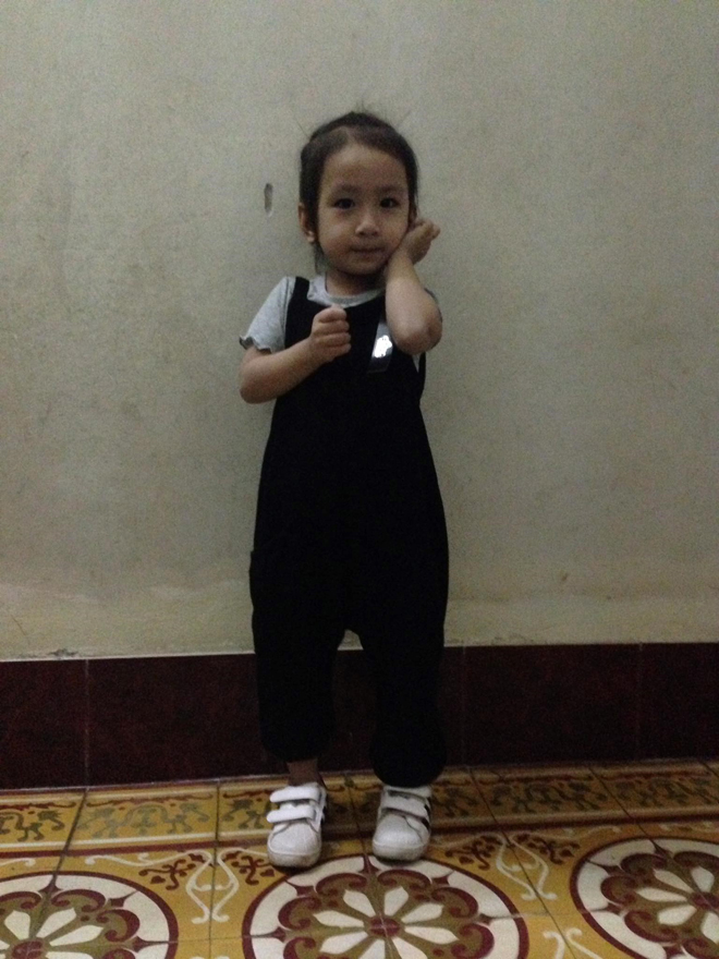 Bê vào tháng 3/2018, 4 tuổi nhưng chỉ mặc vừa đồ của bạn 3 tuổi