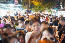 Biển người chen chân mua sắm dịp Trung thu ở Hàng Mã
