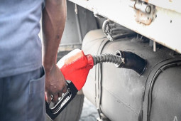 Kinh doanh - Người dân nước này làm giàu từ hàng dài người đợi mua xăng dầu