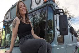 Kinh doanh - Cô gái trẻ bỏ việc, sống trong xe buýt nhưng kiếm trăm triệu mỗi tháng nhờ giọng nói