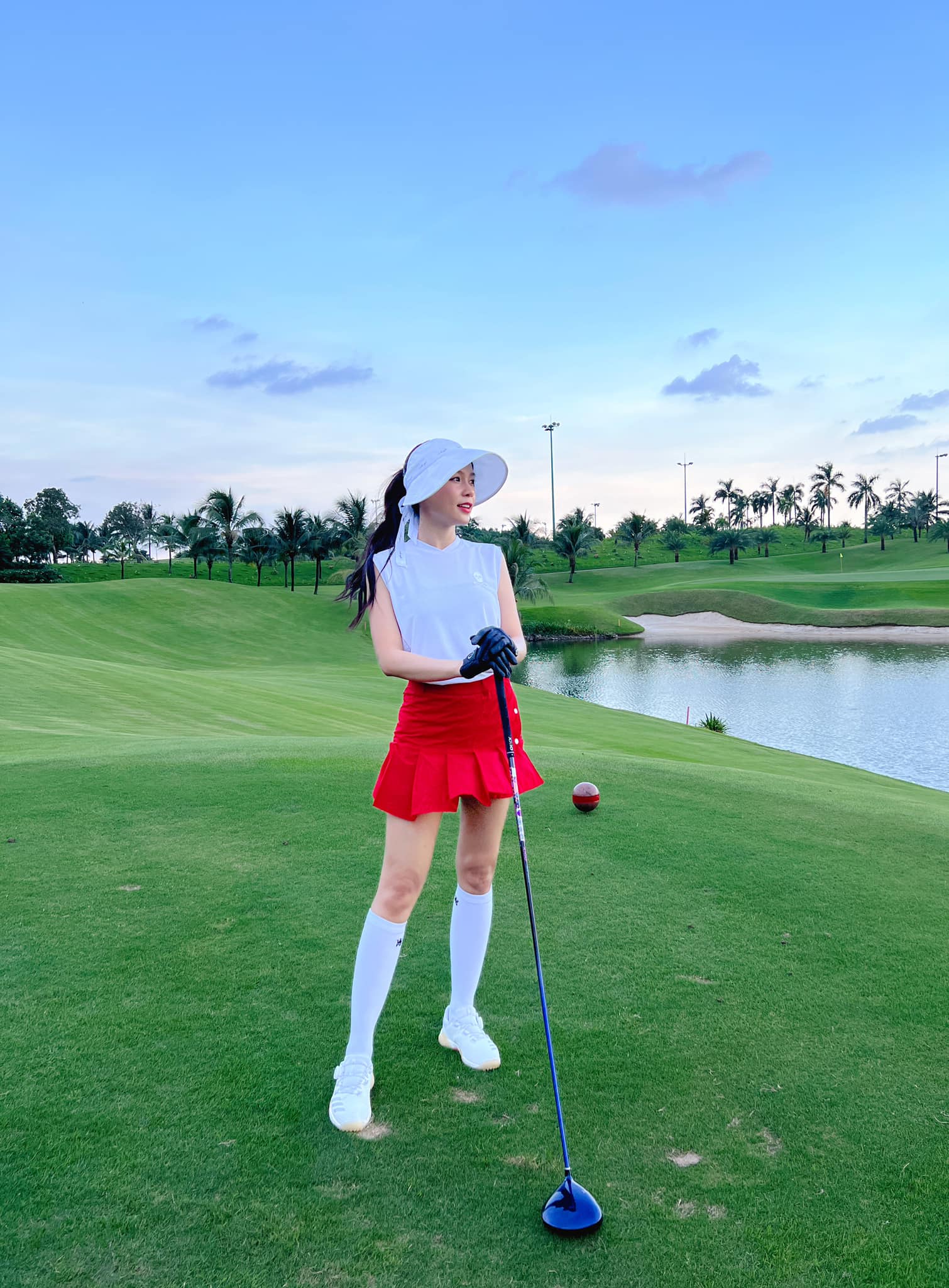 Lựa chọn trang phục golf không dễ bởi nó chẳng những cần đáp ứng yếu tố thời trang, thẩm mỹ mà còn phải hỗ trợ cho việc chơi thể thao của người mặc.