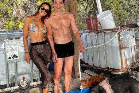 Irina Shayk diện bikini sexy, tựa vai tình cũ Bradley Cooper thân mật
