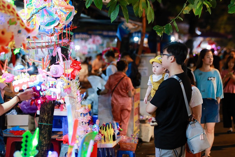 Hàng năm nguồn thu chính của tiểu thương chợ hàng Mã từ việc bán buôn cho các công ty, trường học, khu dân cư tổ chức Tết Trung thu cho trẻ em.