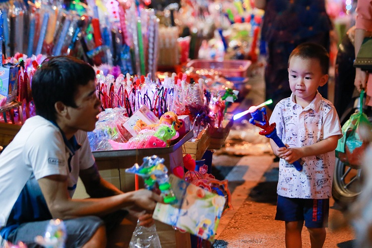 Cô Hòa, người bán hàng lâu năm ở Hàng Mã cho biết. Những ngày này gia đình cô liên tục tất bật chuẩn bị hàng bán buôn và bán lẻ cho khách mua trực tiếp tại cửa hàng. Gia đình cô phải thuê thêm người đến kịp đáp ứng nhu cầu của khách.