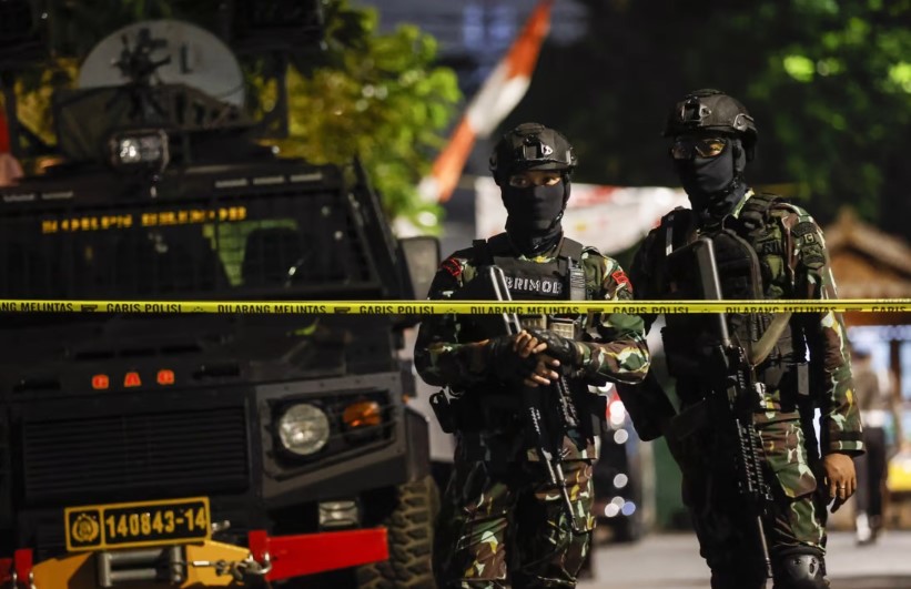 Cảnh sát Indonesia bảo vệ hiện trường một vụ án. Ảnh: EFE-EPA