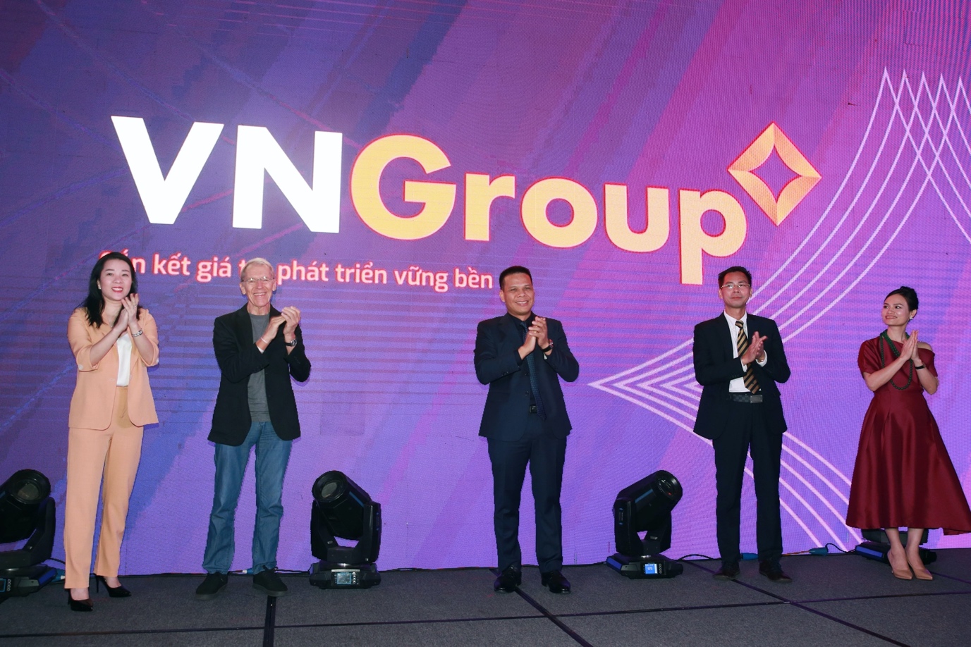 Cận cảnh logo mới của VNGroup