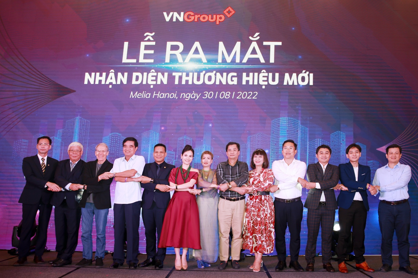 Ban lãnh đạo VNGroup chụp ảnh lưu niệm cùng đối tác và khách hàng thân thiết
