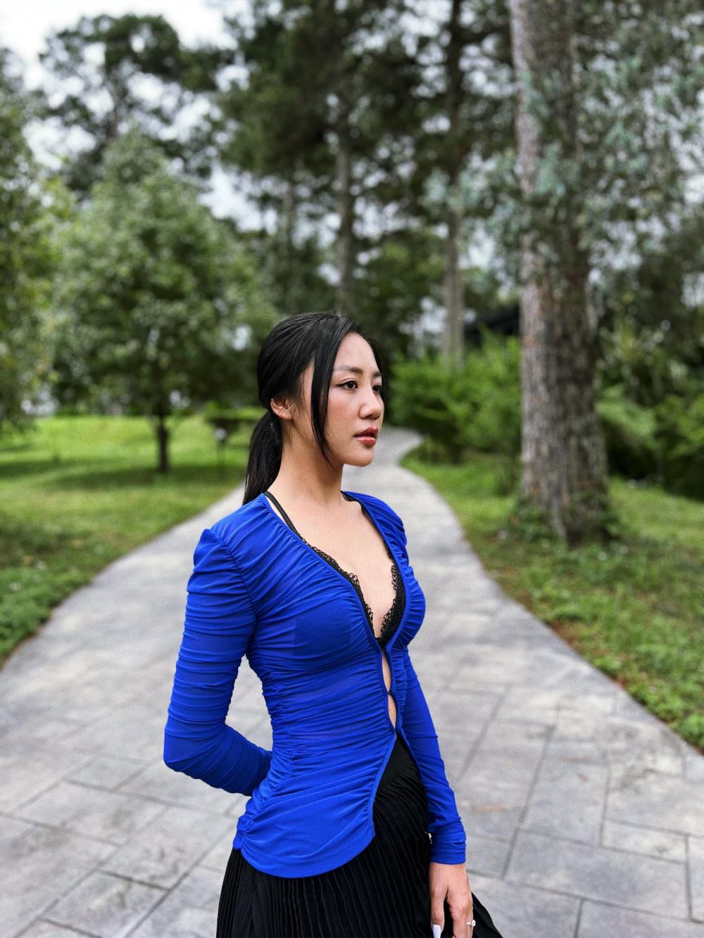 Tự tin với body hậu giảm cân, Văn Mai Hương thường xuyên chọn mặc trang phục tôn dáng.